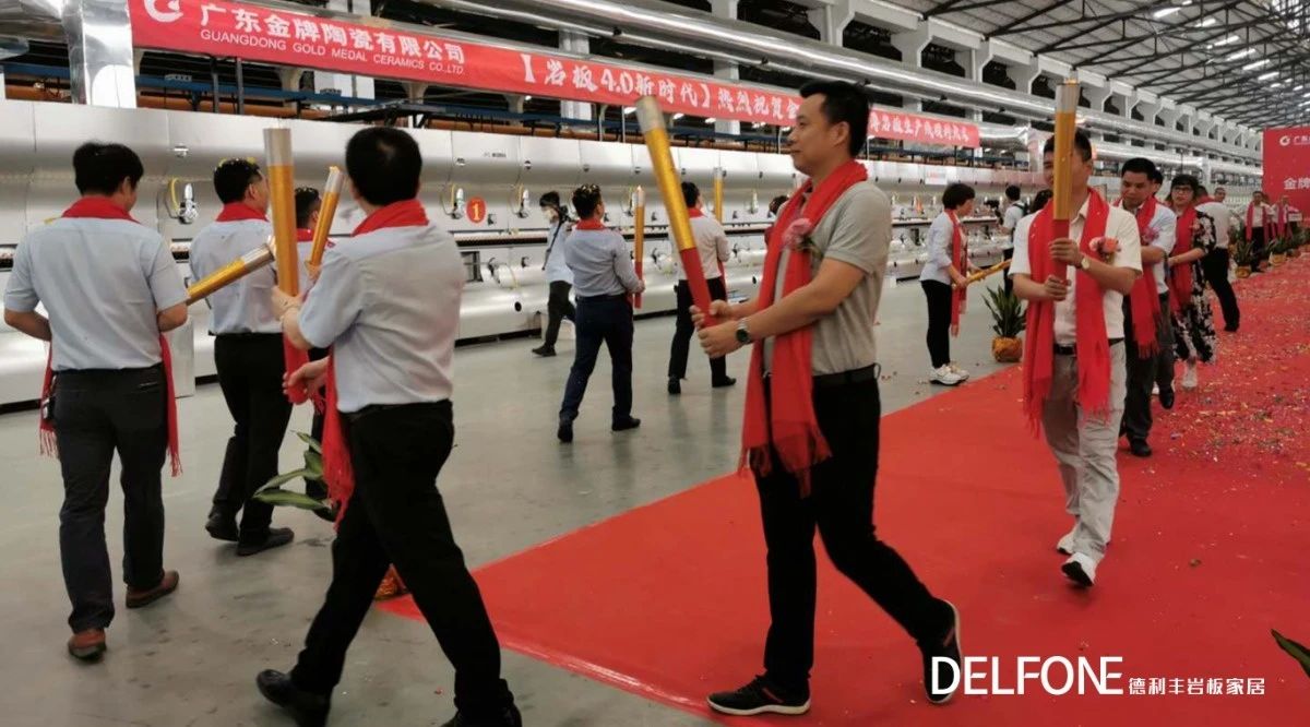 德利豐巖板家居,新增巖板生產(chǎn)線成功點(diǎn)火(圖5) 德利豐巖板家居,新增巖板生產(chǎn)線成功點(diǎn)火(圖5)