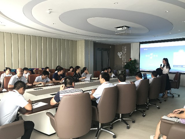 “精進不休，提高效率”德利豐家居終端櫥柜上(圖2)